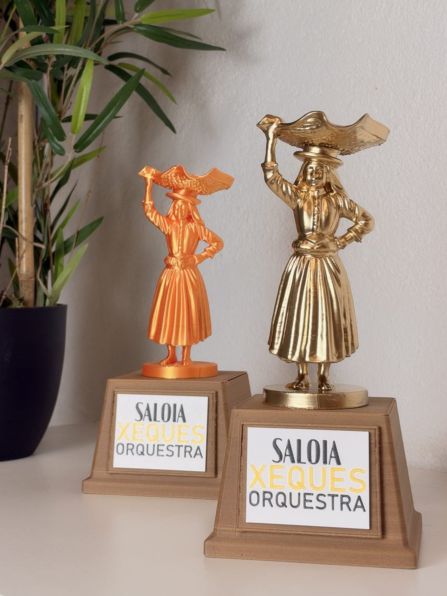 Estatuetas de figura tradicional portuguesa em dourado e laranja sobre base personalizada