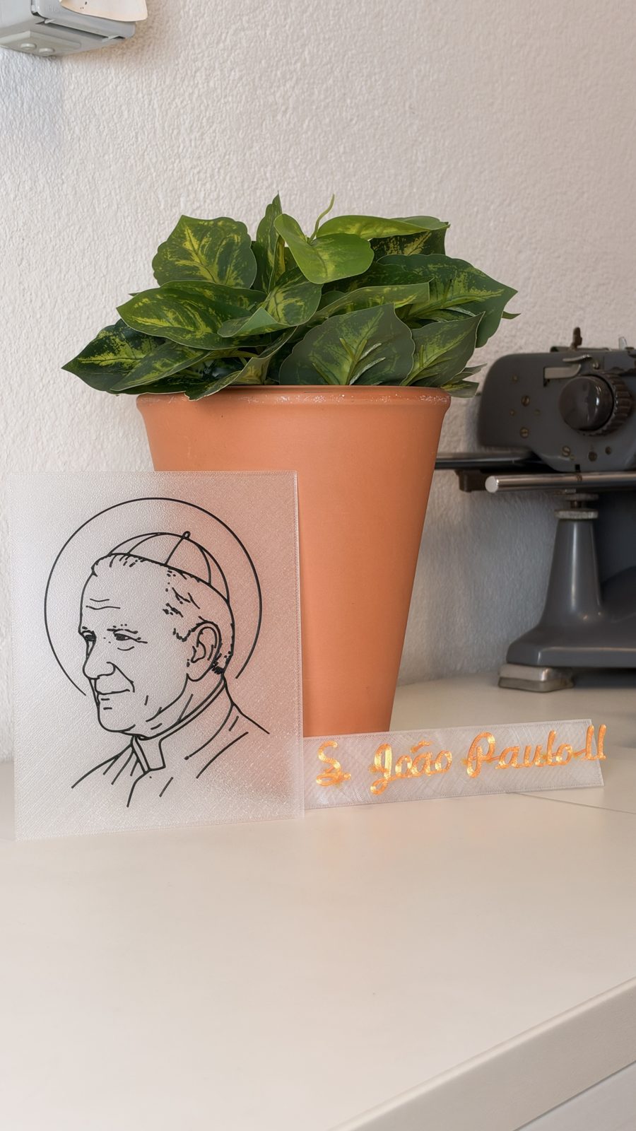 Placa translúcida com retrato em linha e nome em letras douradas